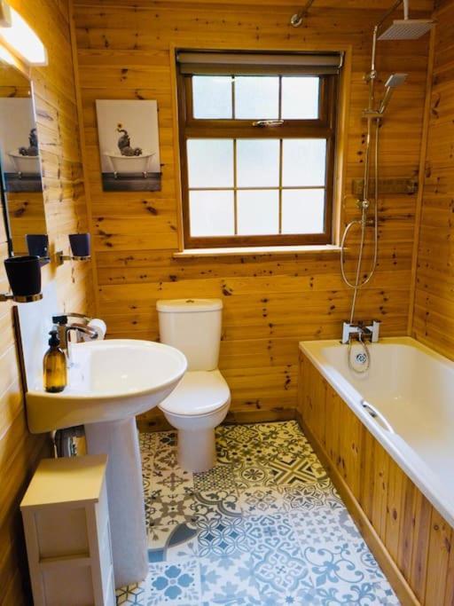 Artro Lodge Luxury 3 Bedroom, 3 Bathroom & Hot Tub Llanbedr  Exterior photo